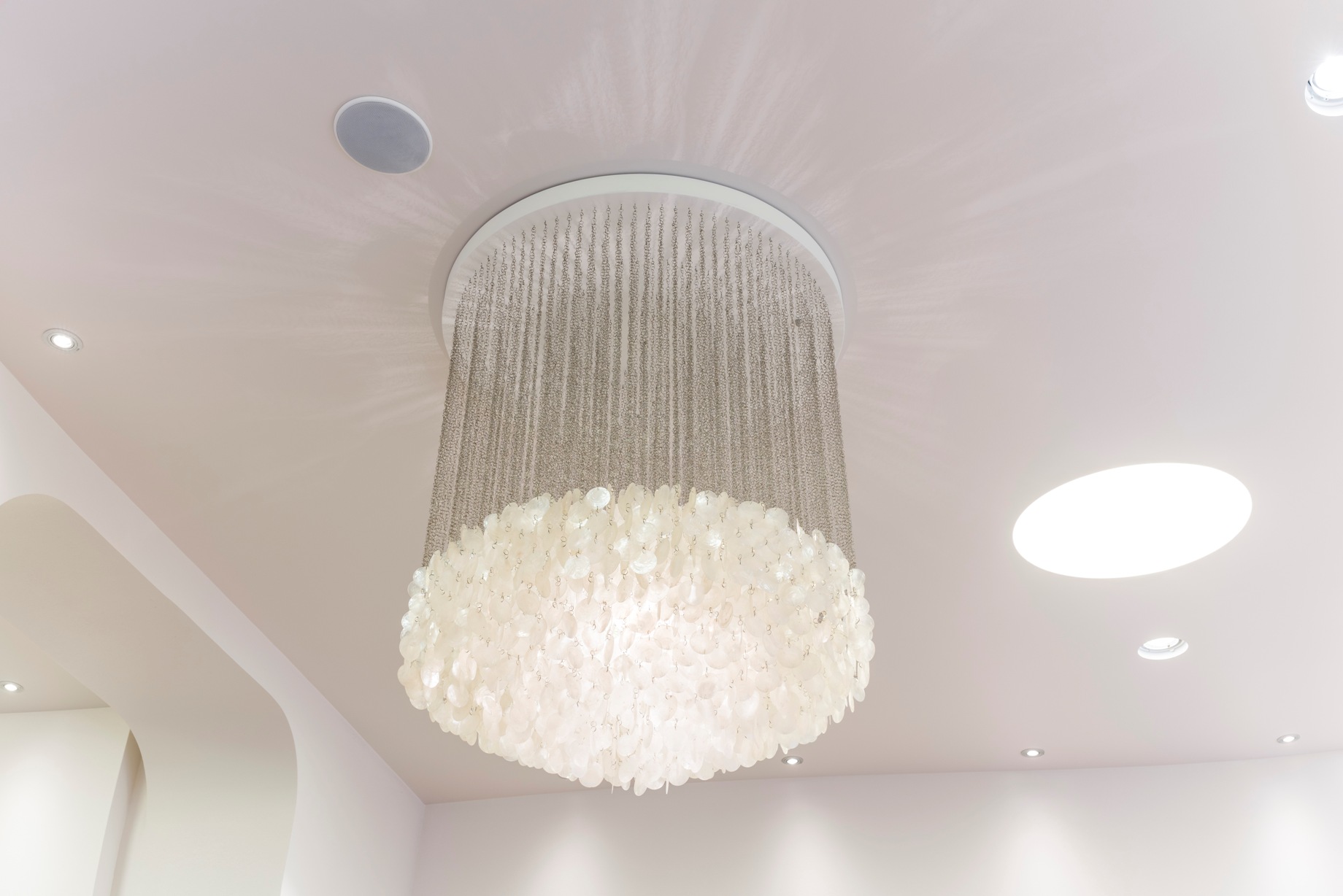 Moderner Waschbereich im Salon Karee